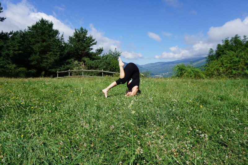 Yogaconnatu movimiento sirsasana