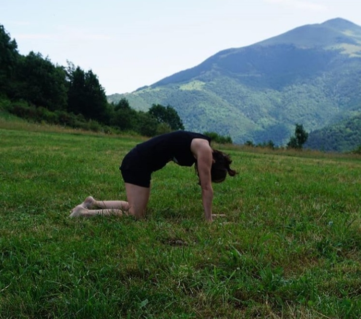 Yogaconnatu postura del gato